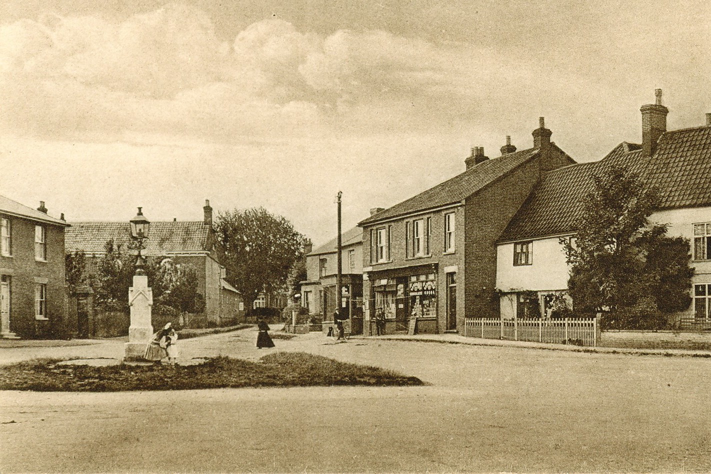 Monument_towards_Crossways.jpg
